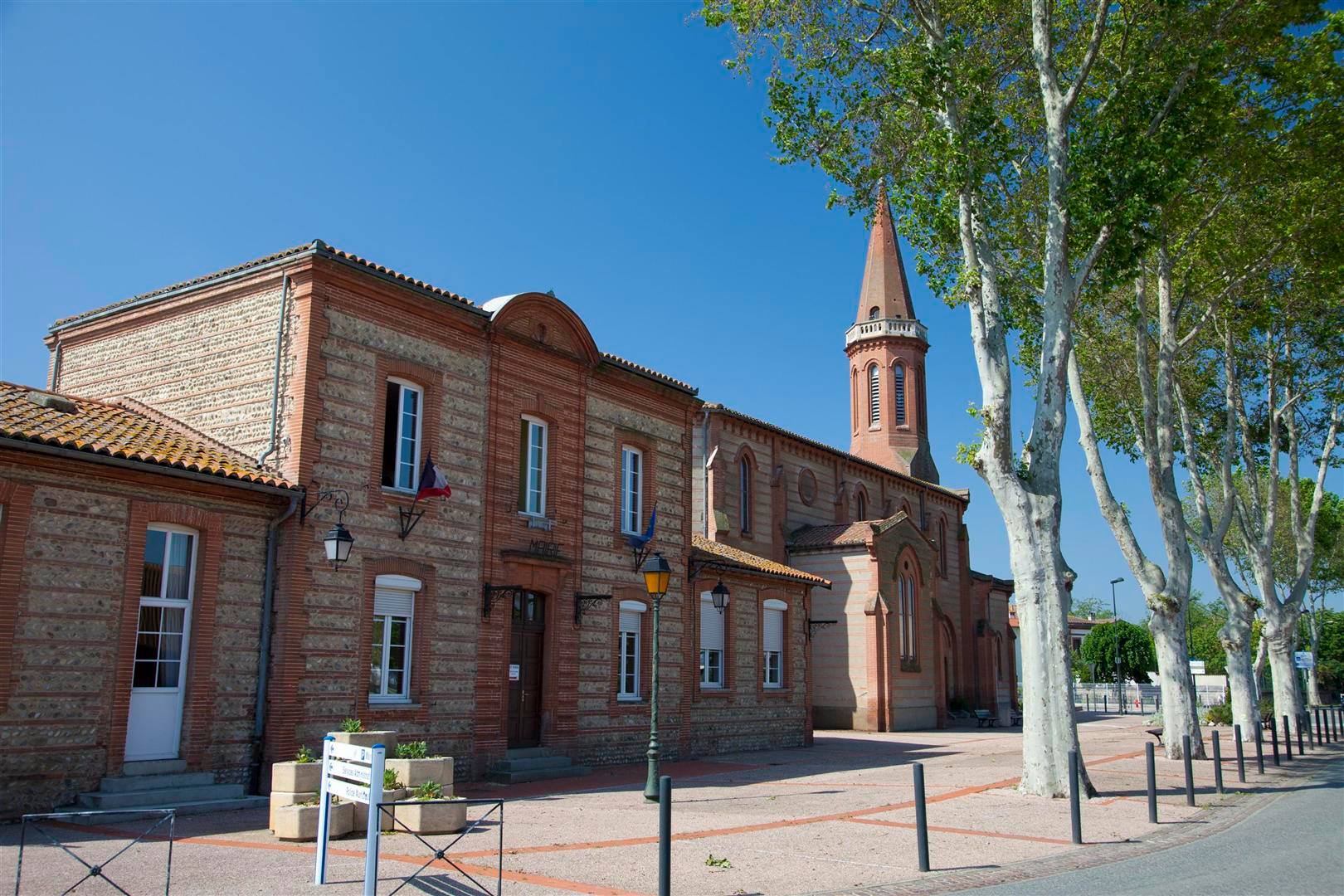 La mairie et l’église de Labarthe-sur-Lèze sous un ciel bleu